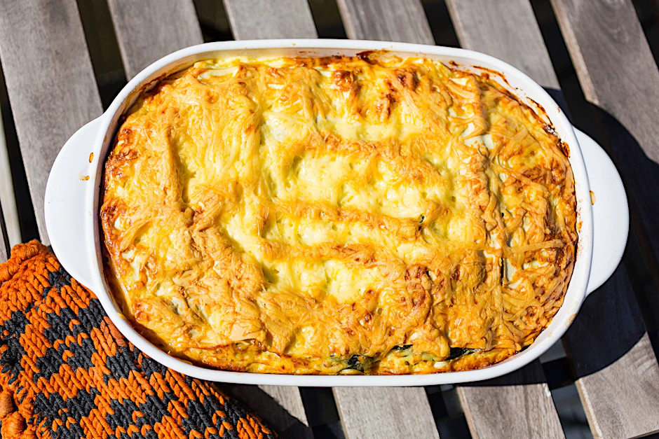 Mit Käse überbacken schmeckt Sauerkraut besonders lecker. Auch Kartoffeln und Würstchen gehören zu dem Rezept für dieses Gericht.&nbsp;