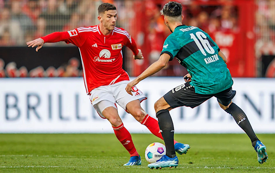 Berlins Robin Gosens (l) kämpft gegen Atakan Karazor von VfB Stuttgart um den Ball.  