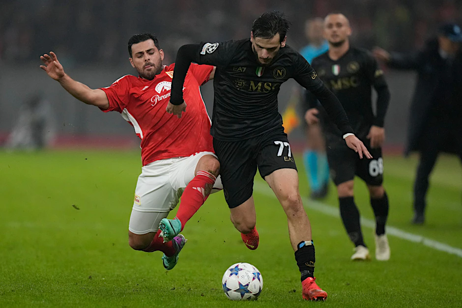 Gezaubert wird erst bei einem 3:0-Vorsprung kurz vor Ende der Nachspielzeit: Kevin Volland grätscht beherzt gegen Napolis Chwitscha Kwarazchelia.