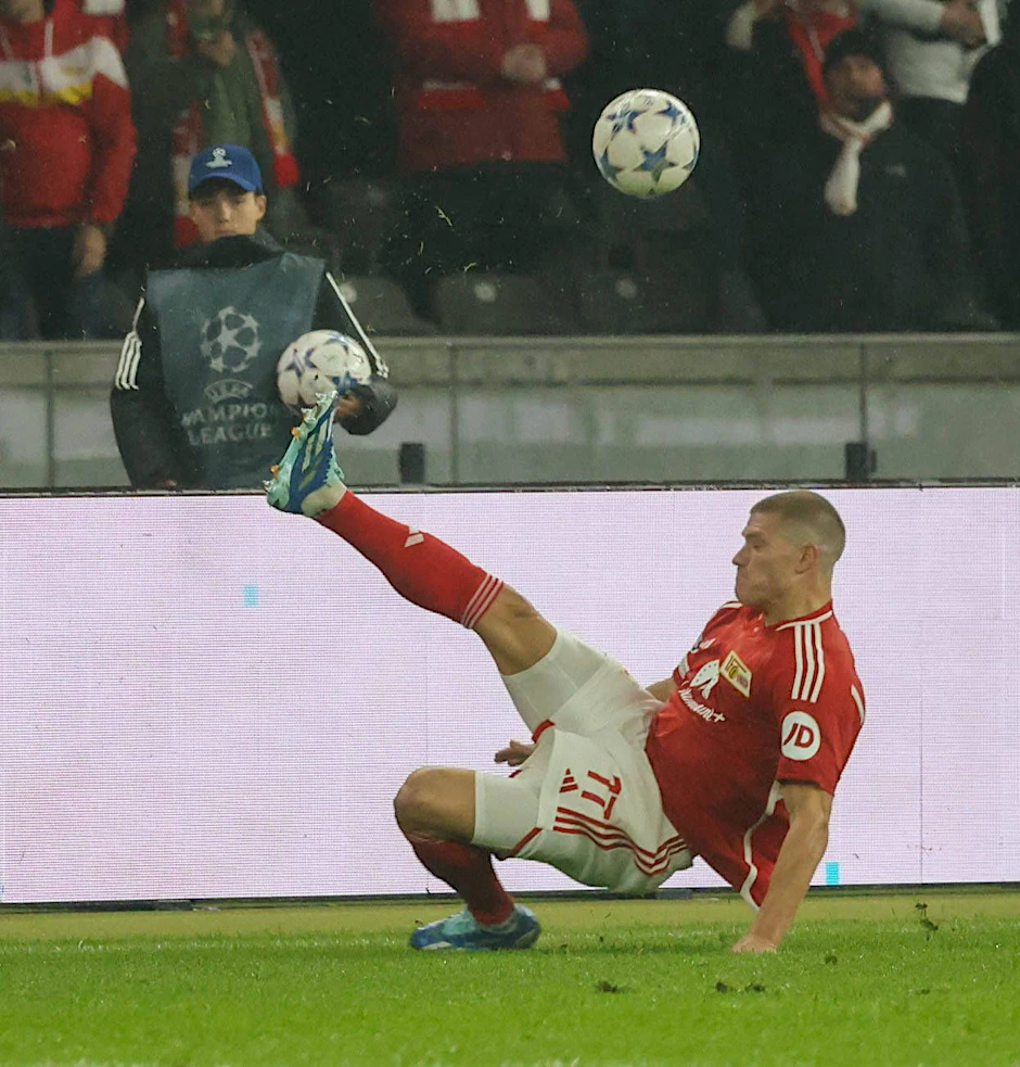 Bei Unions Champions-League-Spiel gegen Neapel am Dienstag litt der Rasen des Olympiastadions schon. Stürmer Kevin Behrens rauschte heran und die Grasfetzen flogen.