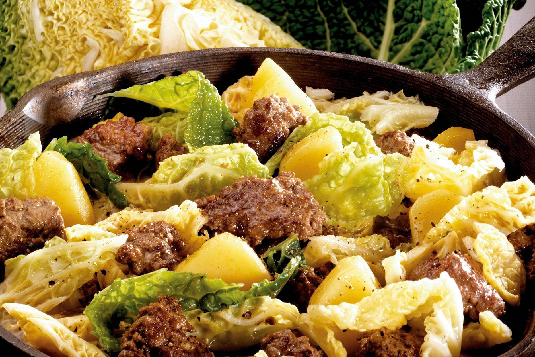 Rezept für Kohlsuppe, mal ganz anders: Wirsing, Kartoffeln und Hackfleisch sind in Topf oder Pfanne eine wirklich köstliche Kombination.