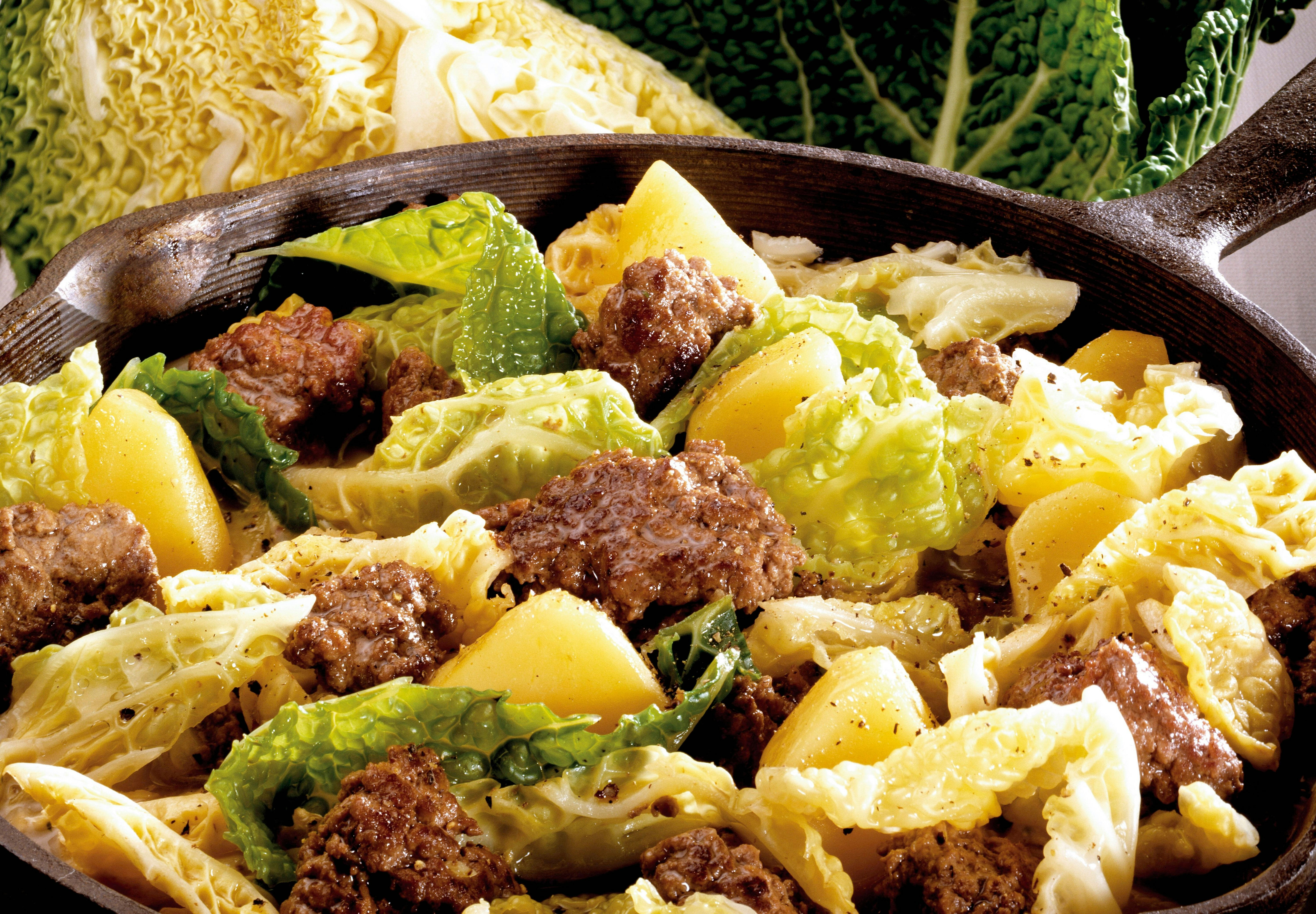 Omas Rezept für Kartoffel-Wirsing-Topf mit Hack: Kohlsuppe ganz anders! Omas Rezept für Kartoffel-Wirsing-Topf mit Hack: Kohlsuppe ganz anders!