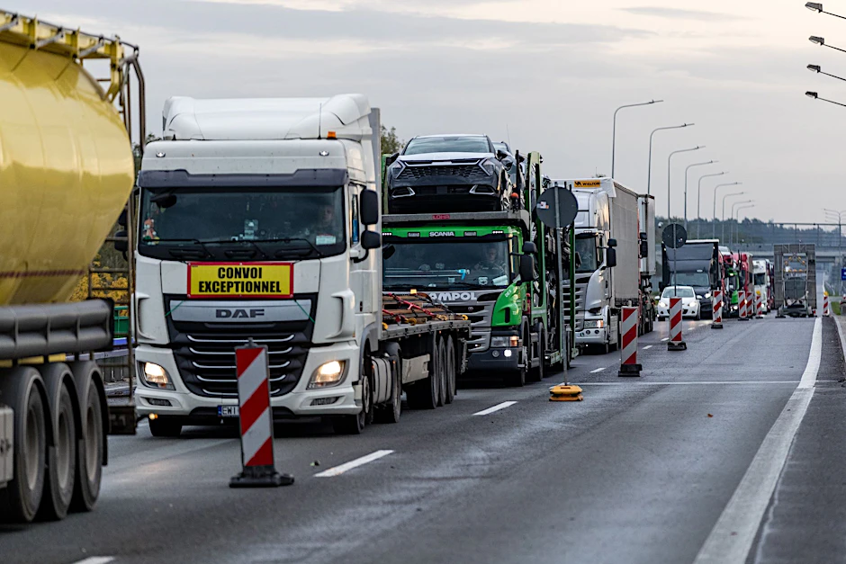 Lkw stauen sich an der A15 an der Grenze zwischen Polen und Deutschland, während eine stationäre Grenzkontrolle stattfindet.  