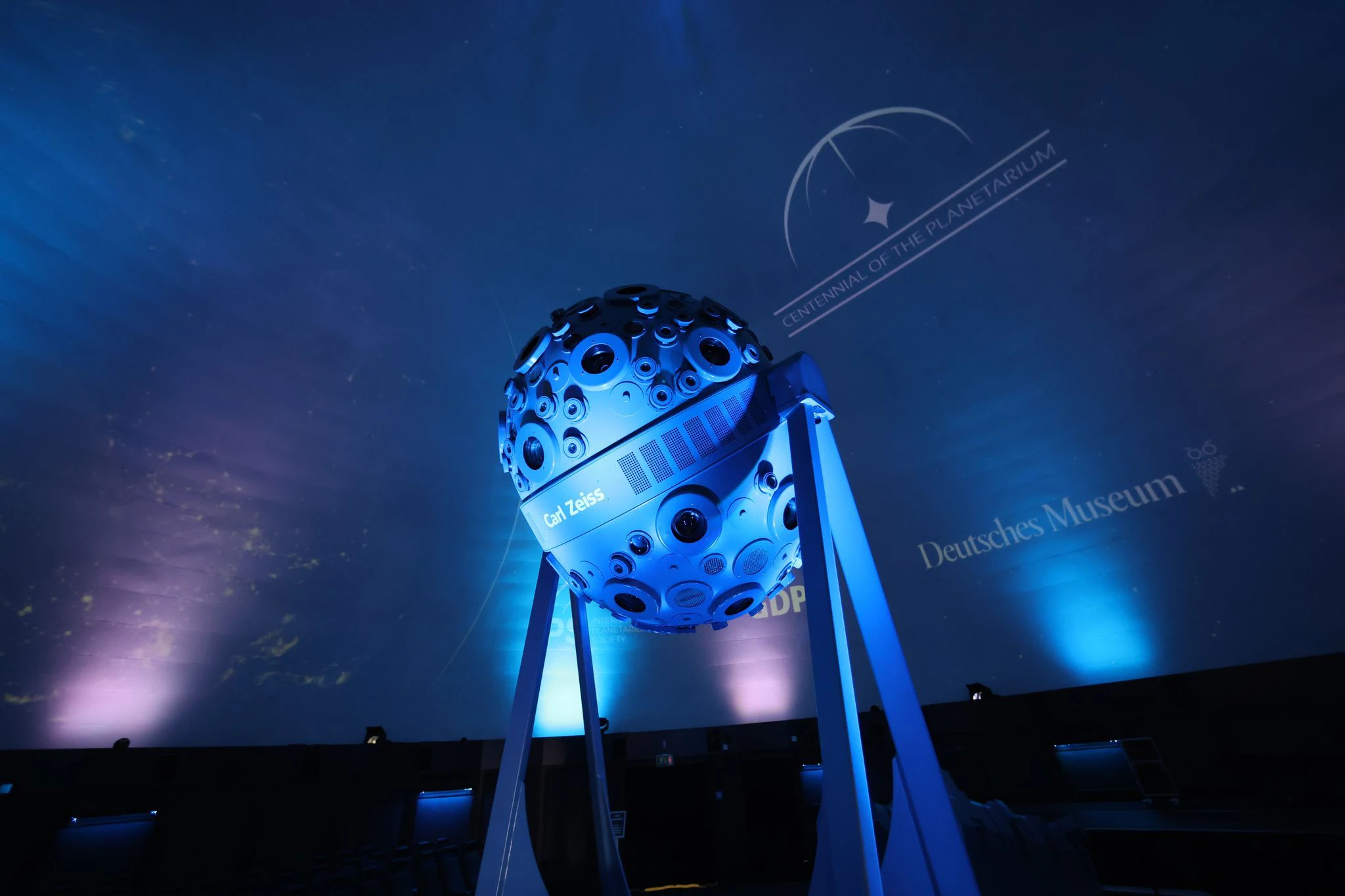 Ein Projektor im Kuppelsaal des Planetariums in Jena.  