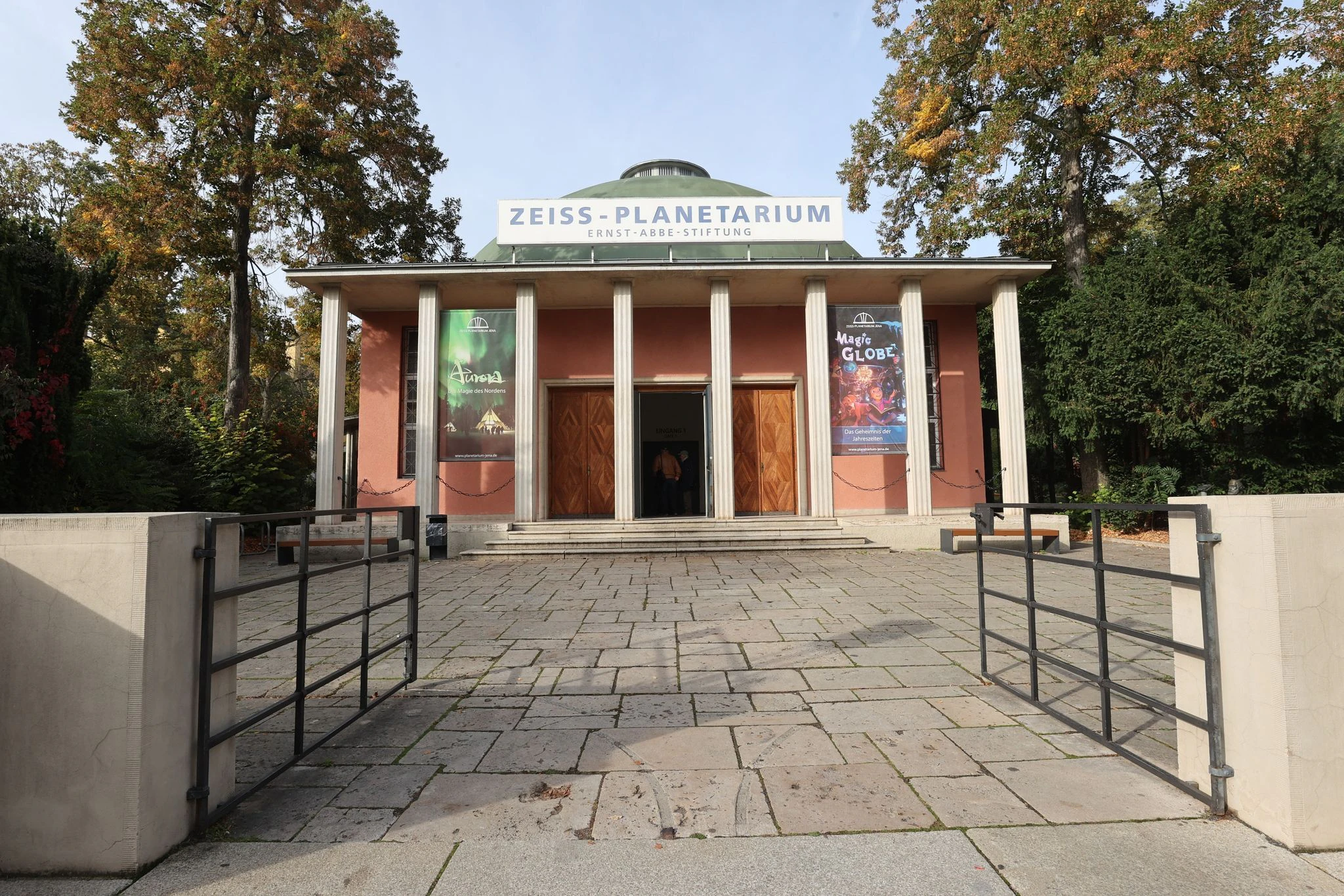 Der Haupteingang des Planetariums in Jena.  