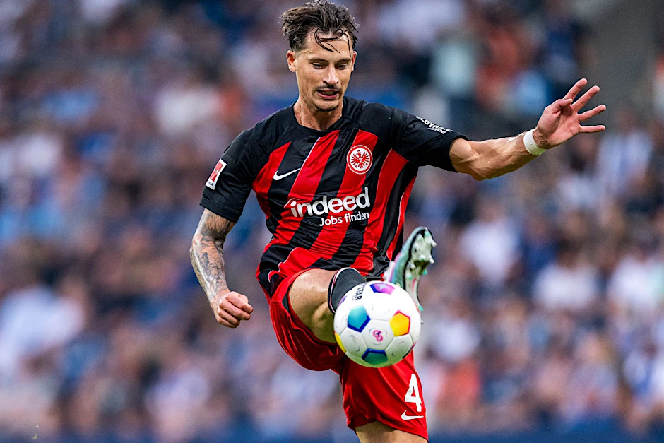 ARCHIV - Robin Koch fühlt sich bei der Frankfurter Eintracht wohl.  