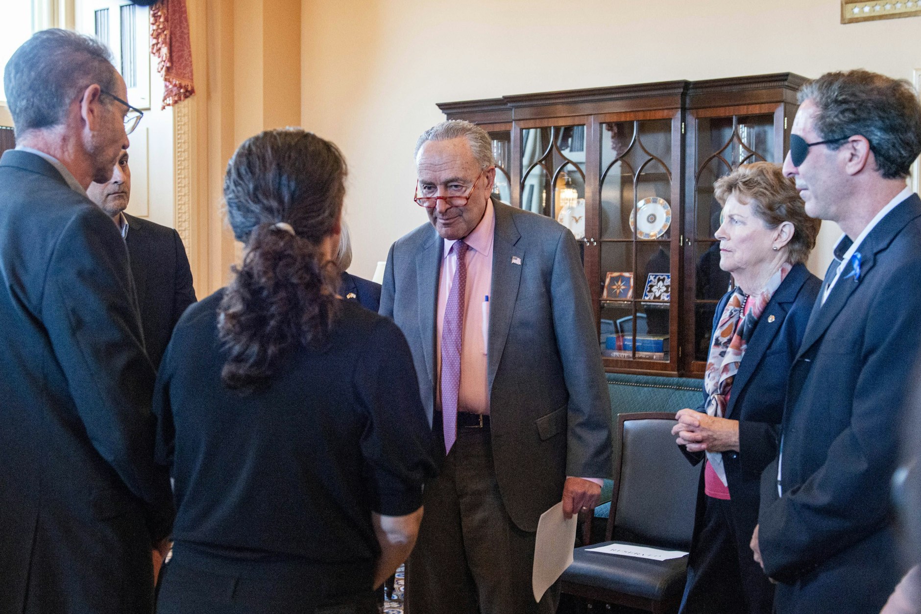 Washington: US-Politiker Chuck Schumer trifft Familien der Hamas-Geiseln.