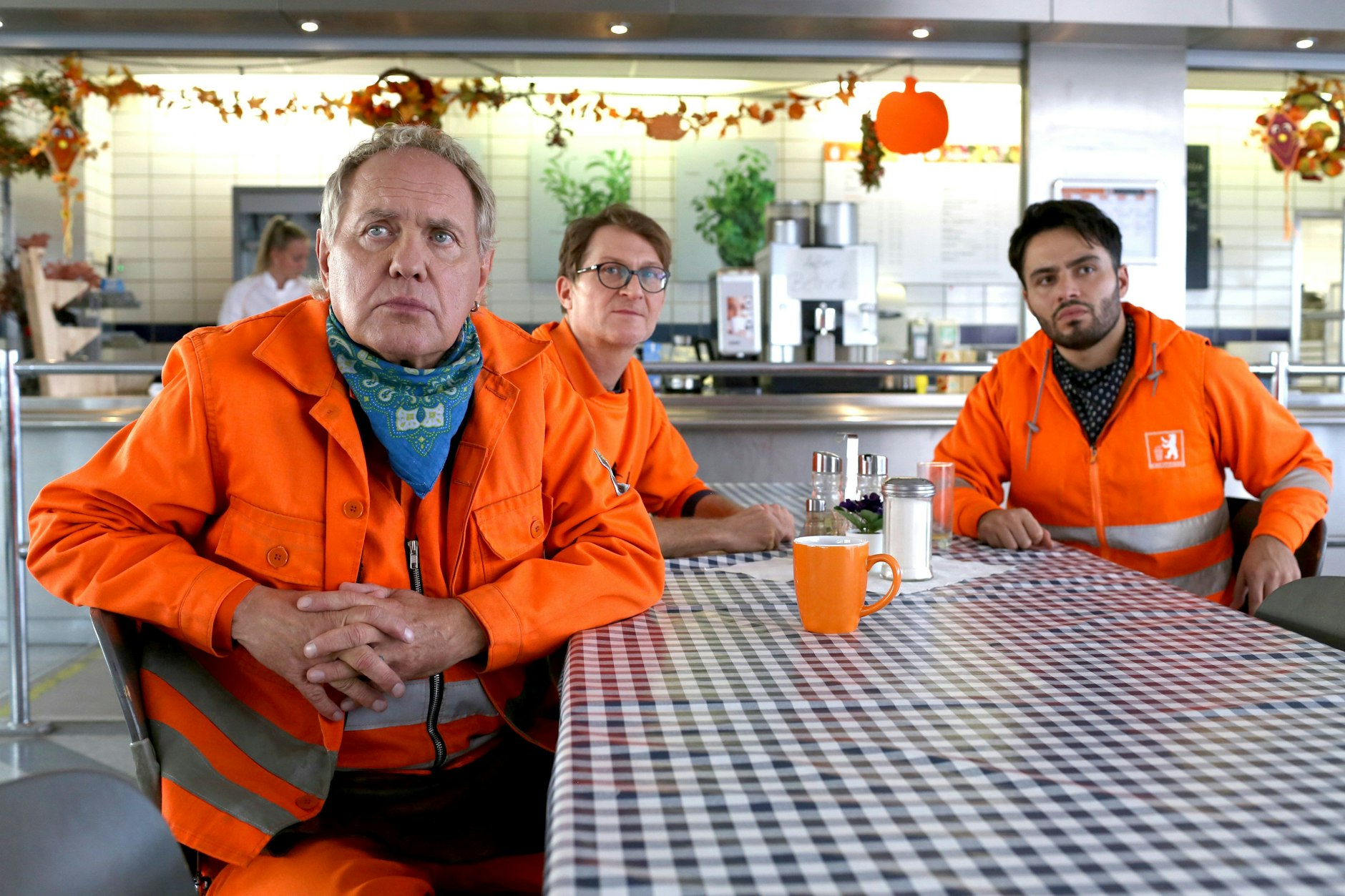 „Die Drei von der Müllabfuhr - Arbeit am Limit“: Werner (Uwe Ochsenknecht), Ralle (Jörn Hentschel) und Tarik (Aram Arami) sind das Team, das sich neben der Arbeit auch um seine Mitmenschen sorgt - allerlei Verwicklungen inklusive. 