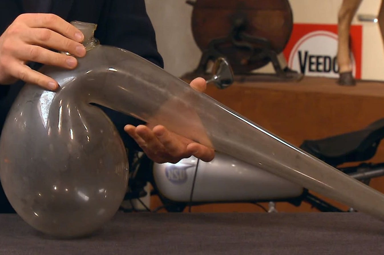 Lässt sich der alte Glaskolben tatsächlich noch an einen der „Bares für Rares“-Händler verkaufen?