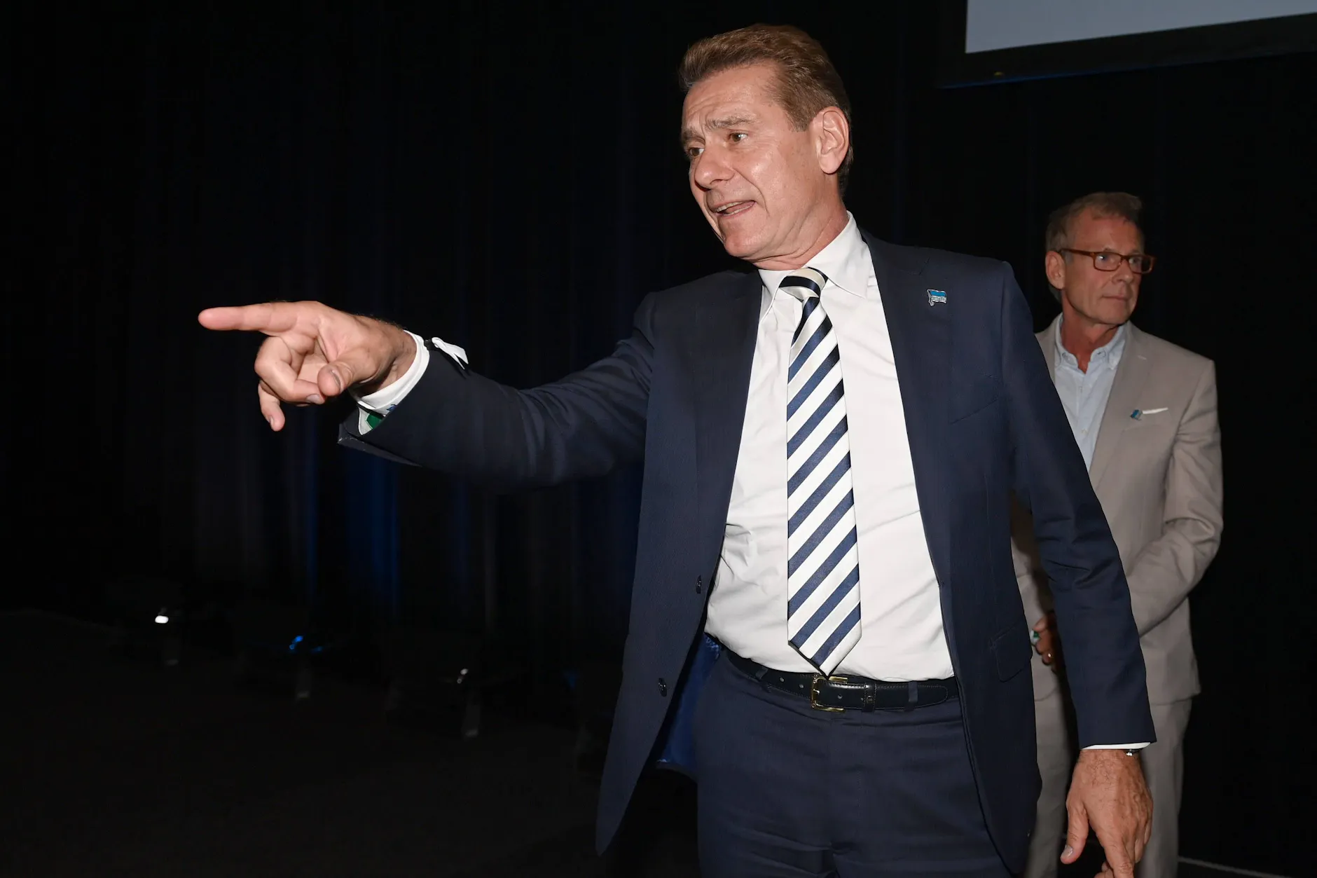 Hertha hat wieder einen Aufsichtsratsboss. Medienmanager Dr. Torsten-Jörn Klein übernimmt wieder das Amt, nachdem Vorgänger Klaus Brüggemann (hinten) kläglich gescheitert ist.