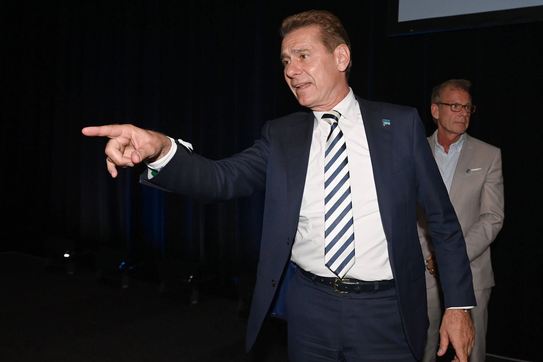 Hertha hat wieder einen Aufsichtsratsboss. Medienmanager Dr. Torsten-Jörn Klein übernimmt wieder das Amt, nachdem Vorgänger Klaus Brüggemann (hinten) kläglich gescheitert ist.