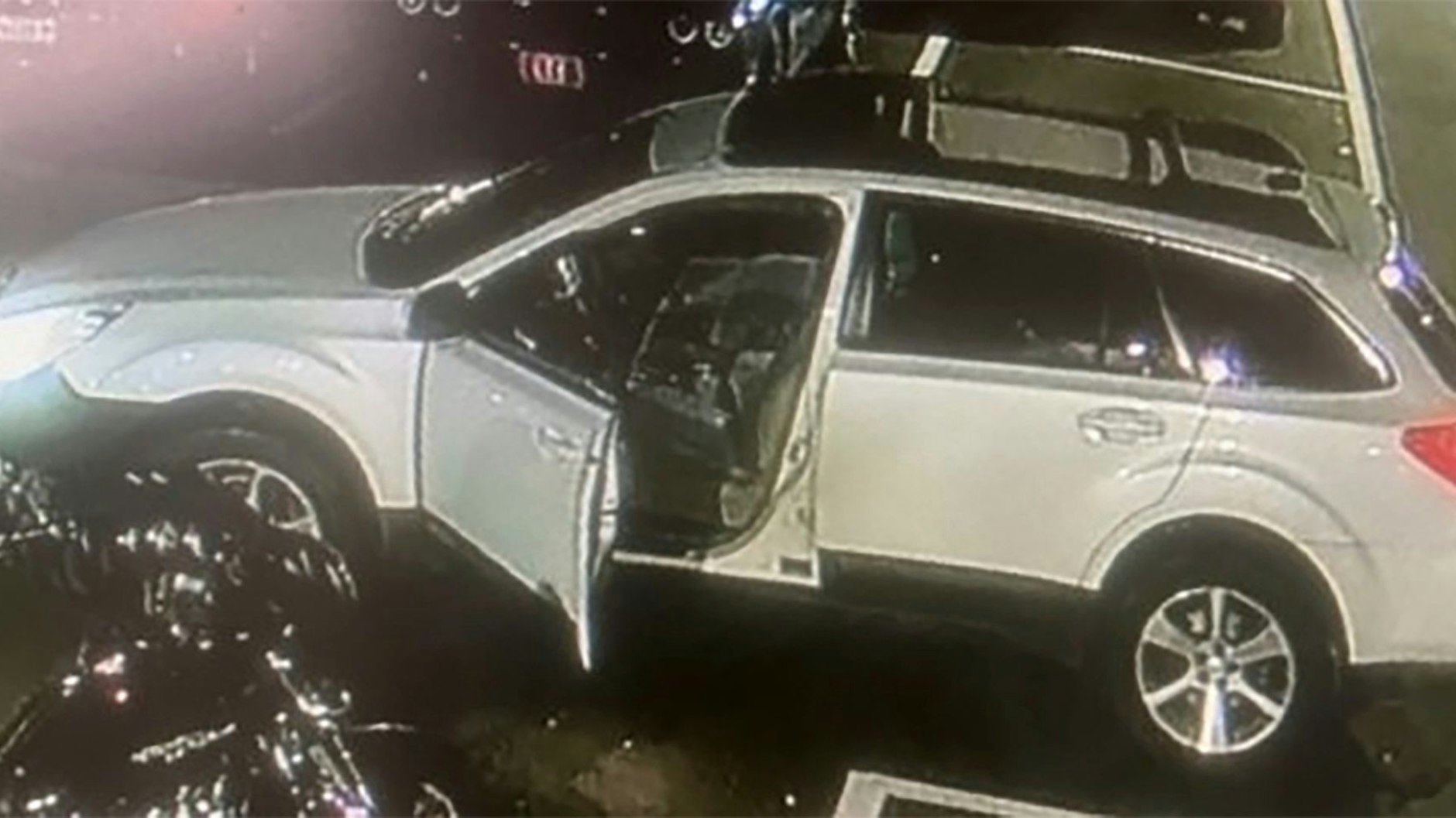 Dieses Auto soll in Verbindung mit dem Täter stehen - die Polizei sucht nach Informationen zum Wagen.