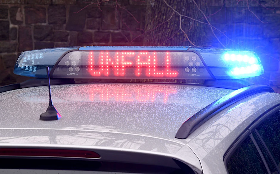ARCHIV - Die Leuchtschrift «Unfall» auf dem Dach eines Polizeiwagens.  