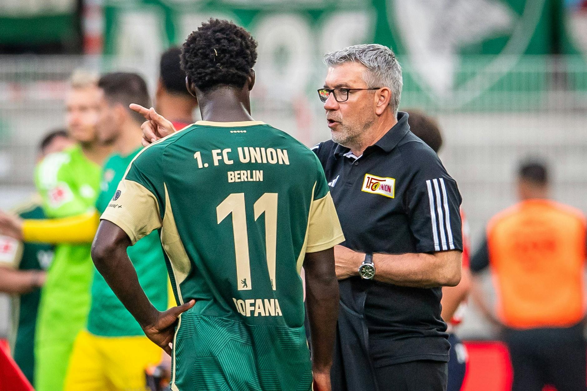 Unions Trainer Urs Fischer greift hart durch und schickt den Stürmer David Fofana nach verweigertem Handschlag erst mal zum individuellen Training.