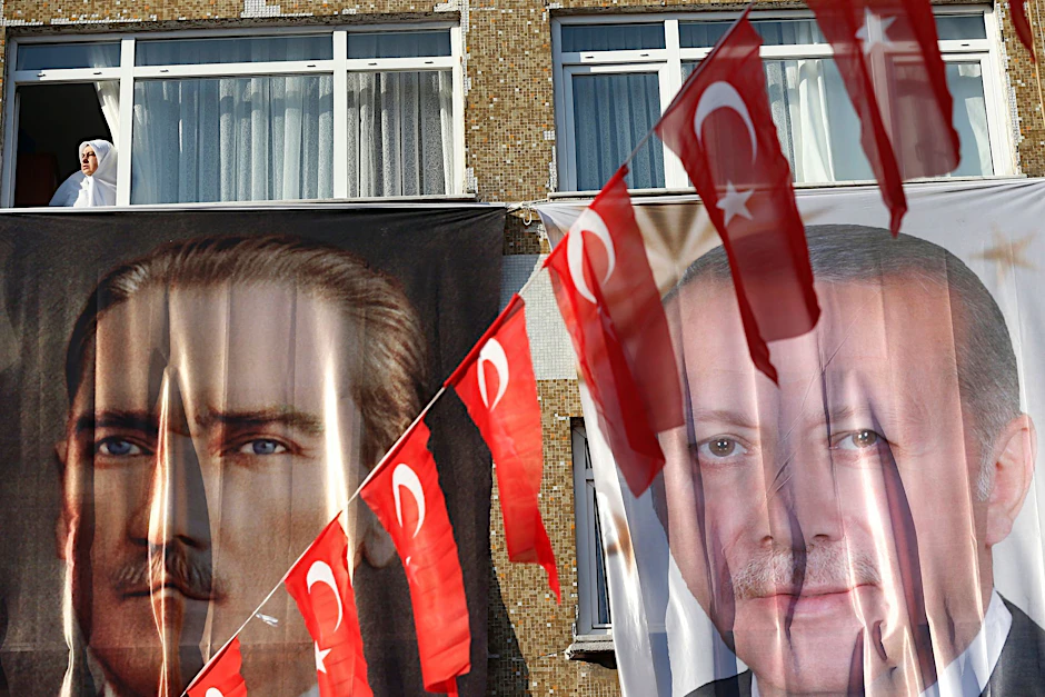 ARCHIV - Kemal Atatürk (l) hat die Türkei 1923 gegründet, heute steht Recep Tayyip Erdogan an der Spitze des Staates.  