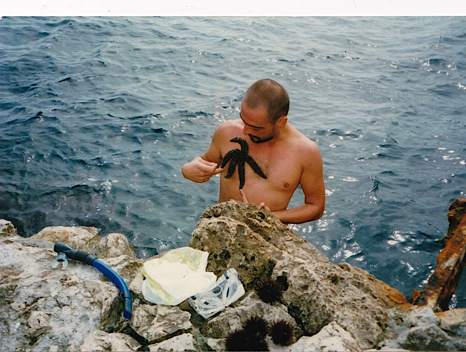 „Bruno Pélassy with Starfish, Coco Beach, Nizza“ (1997)