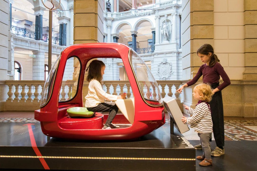 Spielen und Lernen: Das Kranspiel im Museum für Kommunikation fördert Konzentration, Koordination und Kommunikation.