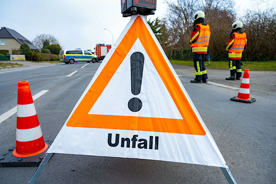 ARCHIV - Ein Warndreieck steht in der Nähe einer Unfallstelle.  