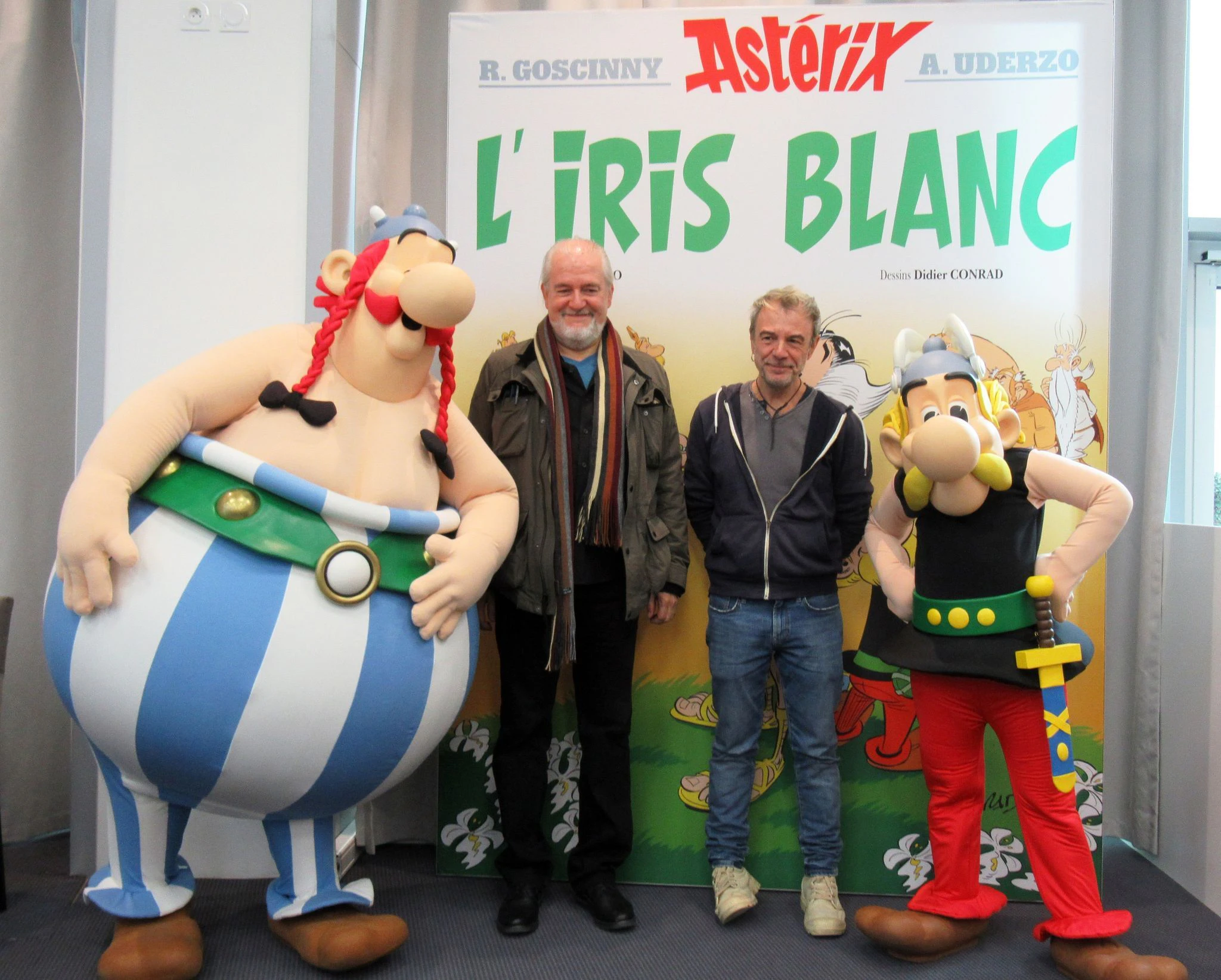 Didier Conrad (2.v.l) und Fabcaro (2.v.r) bei der Vorstellung von Details zum neuen Album «Die weiße Iris».  