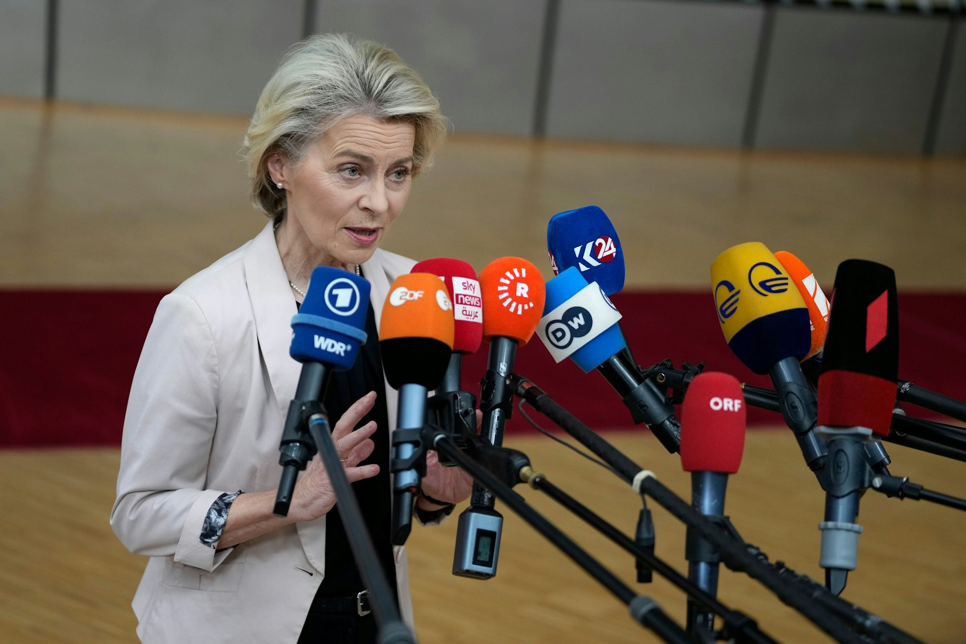 Die Präsidentin der Europäischen Kommission, Ursula von der Leyen, spricht mit den Medien, als sie zu einem EU-Gipfel in Brüssel eintrifft. Die Staats- und Regierungschefs der EU kommen am Donnerstag zu einem zweitägigen Treffen zusammen, um unter anderem über die Auswirkungen des Krieges in Israel zu sprechen.
