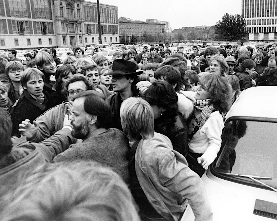 ARCHIV - Udo Lindenberg vor dem Palast der Republik.  