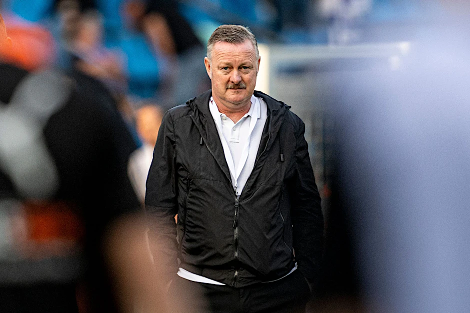 ARCHIV - Gladbachs Sportdirektor Roland Virkus ist nach der Niederlage verärgert.  