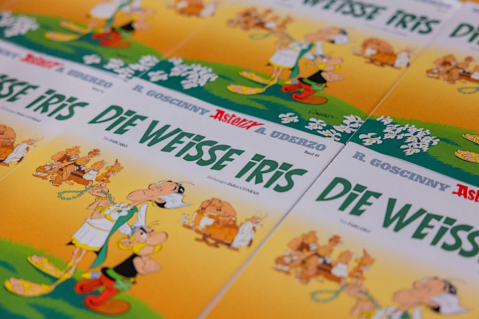 PRODUKTION - Ausgaben des neuen Asterix-Bandes mit dem Titel «Die weiße Iris» werden in einer Logistikhalle konfektioniert und in Displays für den Einzelhandel verpackt.  