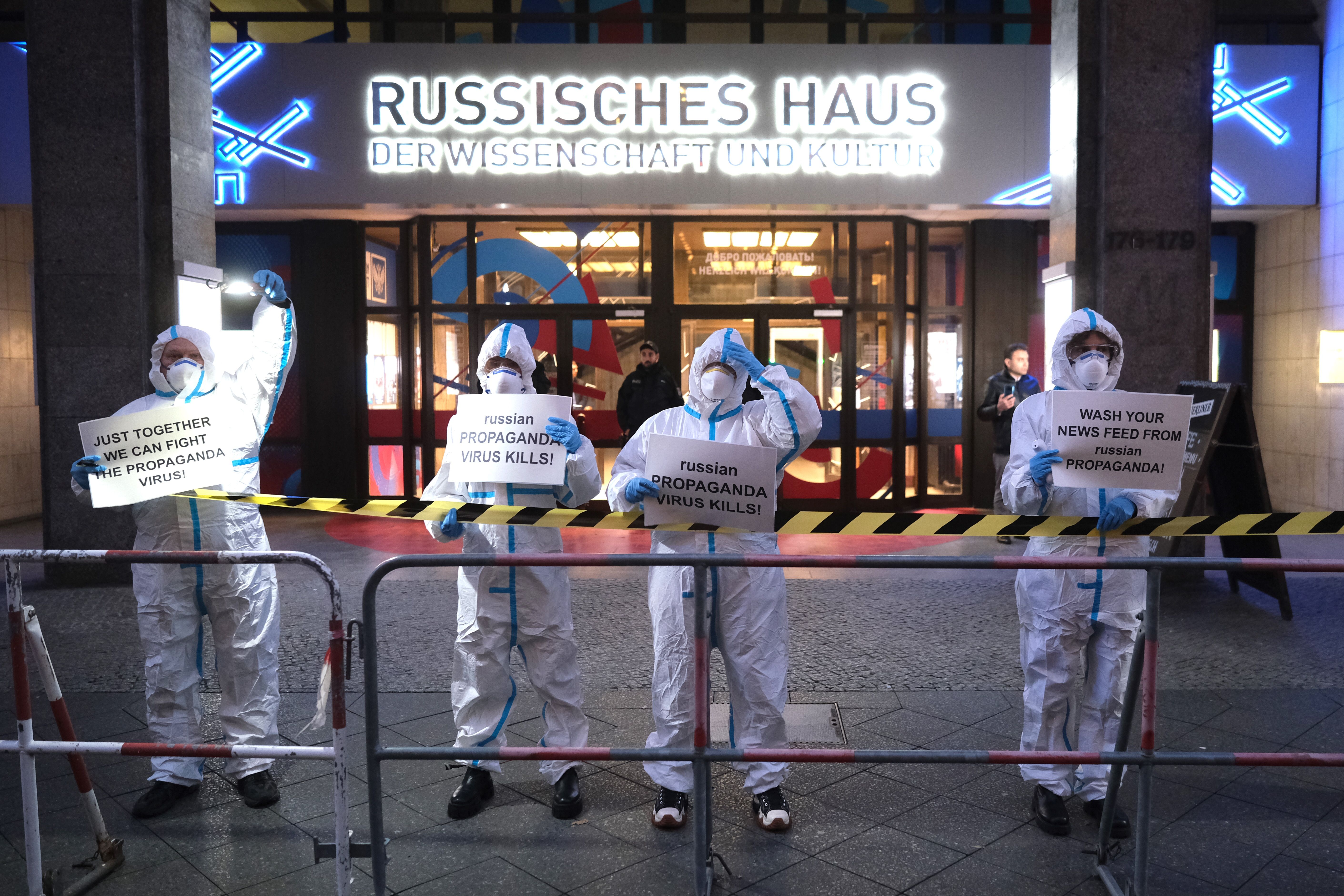 Demonstration vor dem Russischen Haus in Berlin: „Russland ist ein terroristischer Staat“