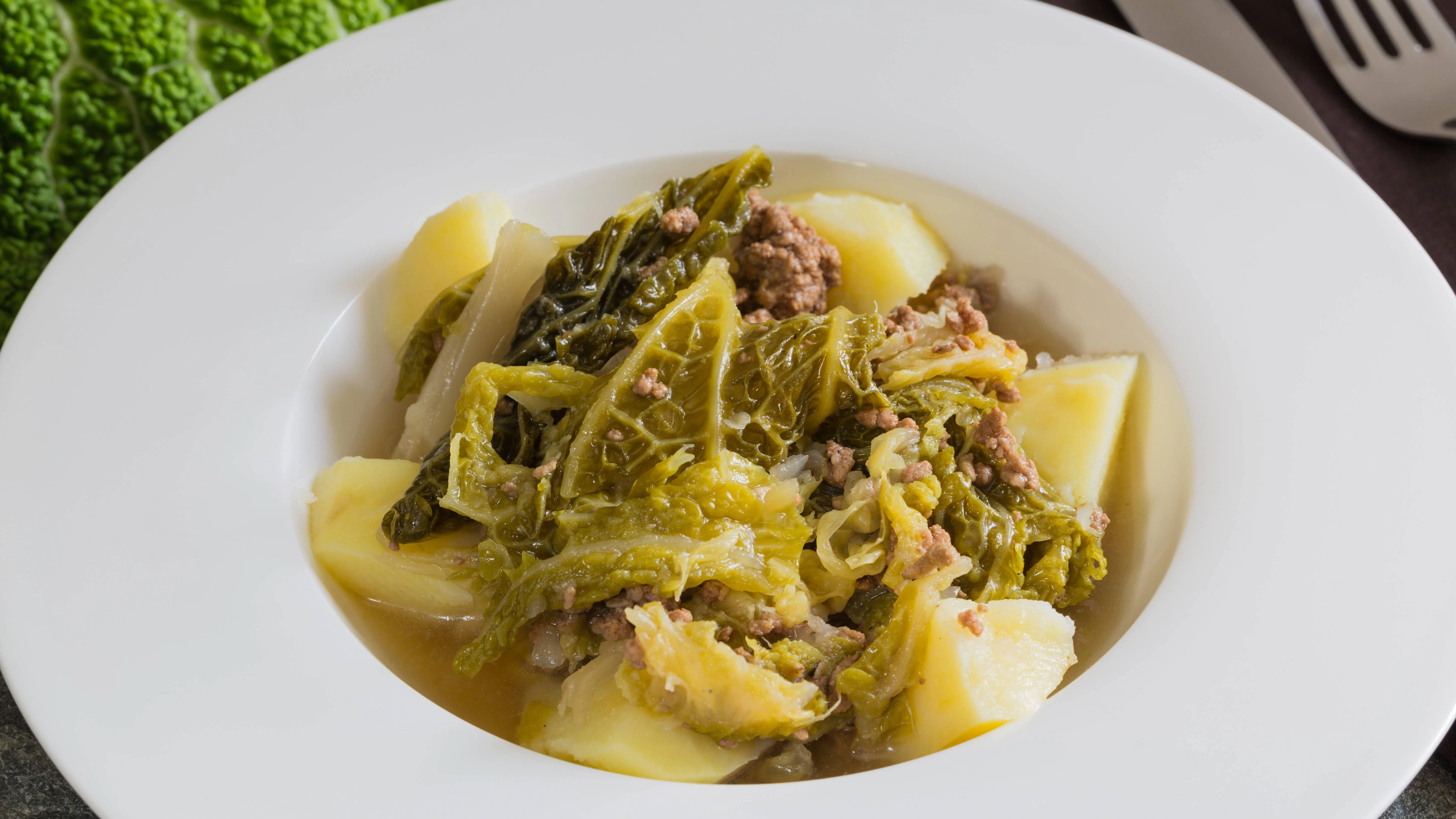 Einfach lecker: Dieses Rezept für Kohlsuppe mit Wirsing, Kartoffeln und würzigem Hackfleisch passt an kalten Herbst-Abenden besonders gut auf den Speiseplan.