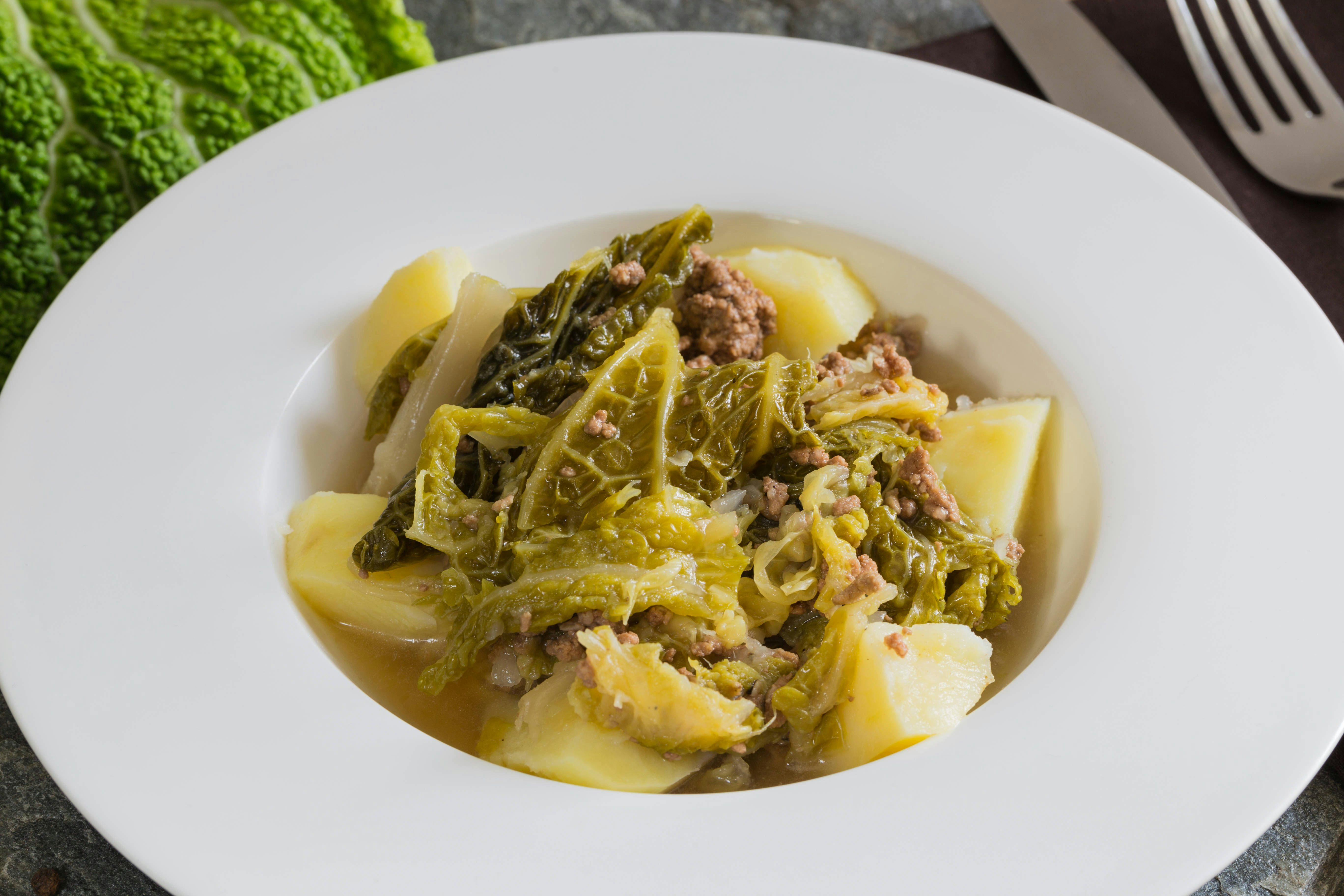 Omas Rezept für Kartoffel-Wirsing-Topf mit Hack: Kohlsuppe ganz anders! Omas Rezept für Kartoffel-Wirsing-Topf mit Hack: Kohlsuppe ganz anders!