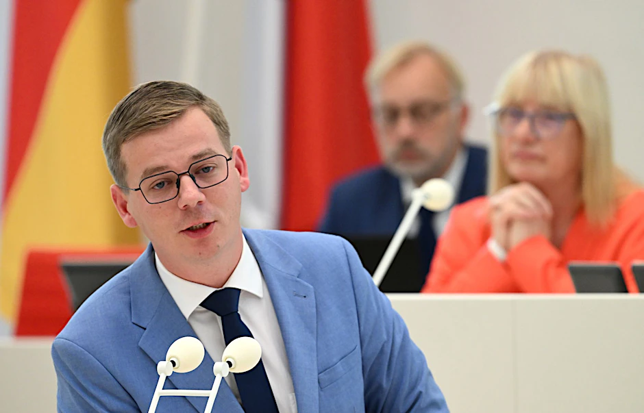 Brandenburgs Linke-Landeschef Sebastian Walter spricht im Landtag in Potsdam.  