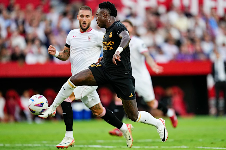 Vinicius Junior (vorne) von Real Madrid im Spiel gegen den FC Sevilla.  