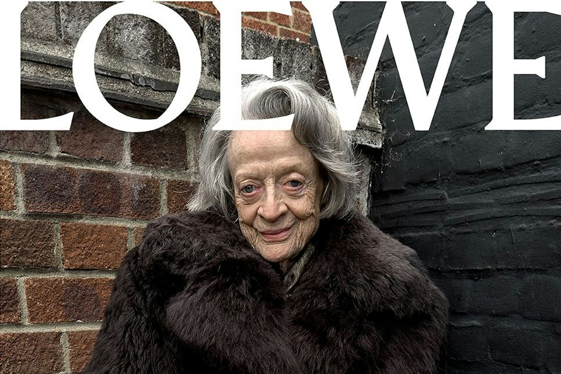 Zeitgemäße Ungeschminktheit: Die Schauspielerin Dame Maggie Smith in der aktuellen Loewe-Kampagne, fotografiert von Juergen Teller.