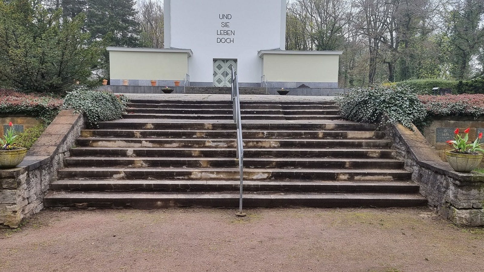 Diese Treppe auf dem Zentralfriedhof wird saniert.