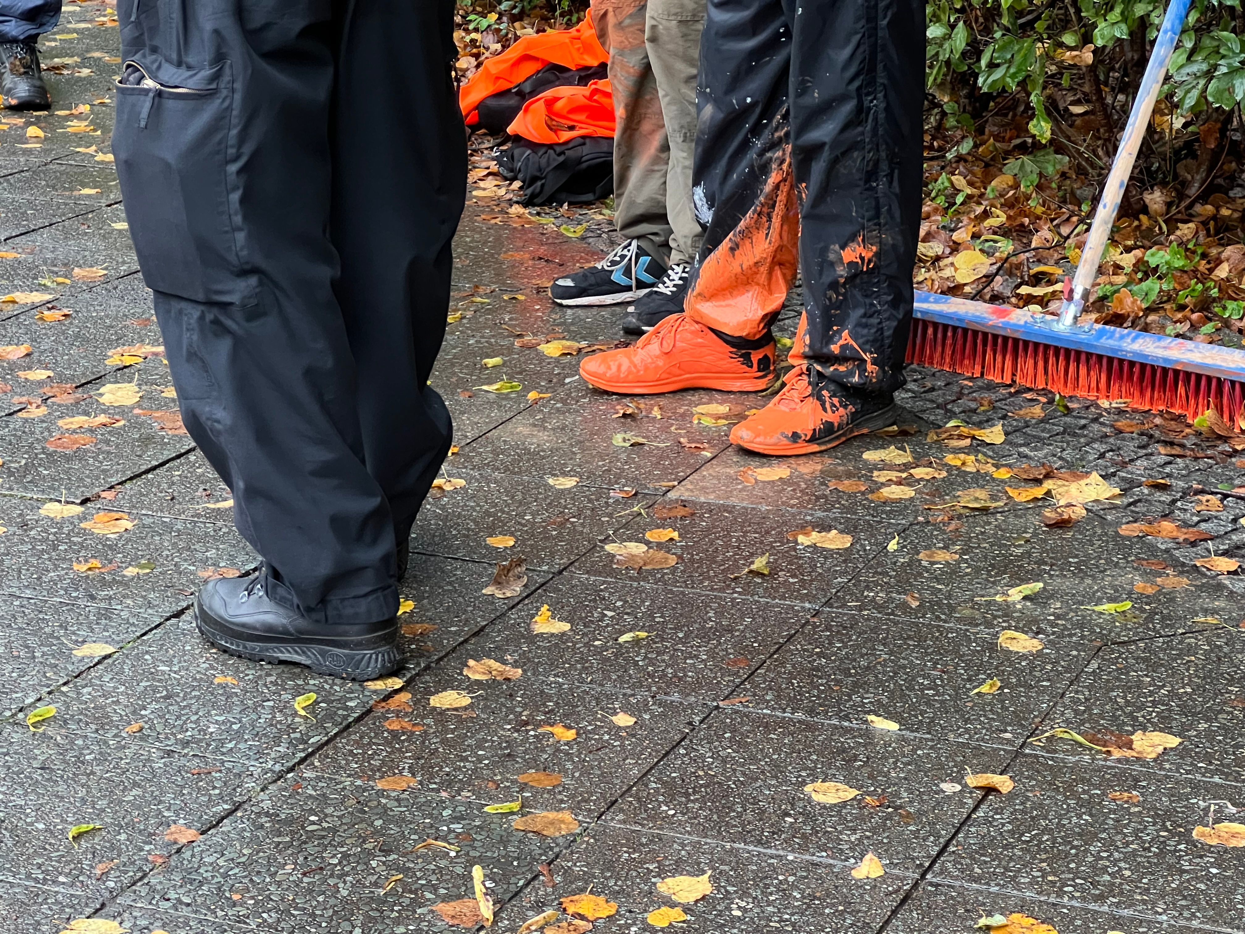 Katz-und-Maus-Spiel an der Siegessäule: Aktivisten der Letzten Generation färben die Straße des 17. Juni orange