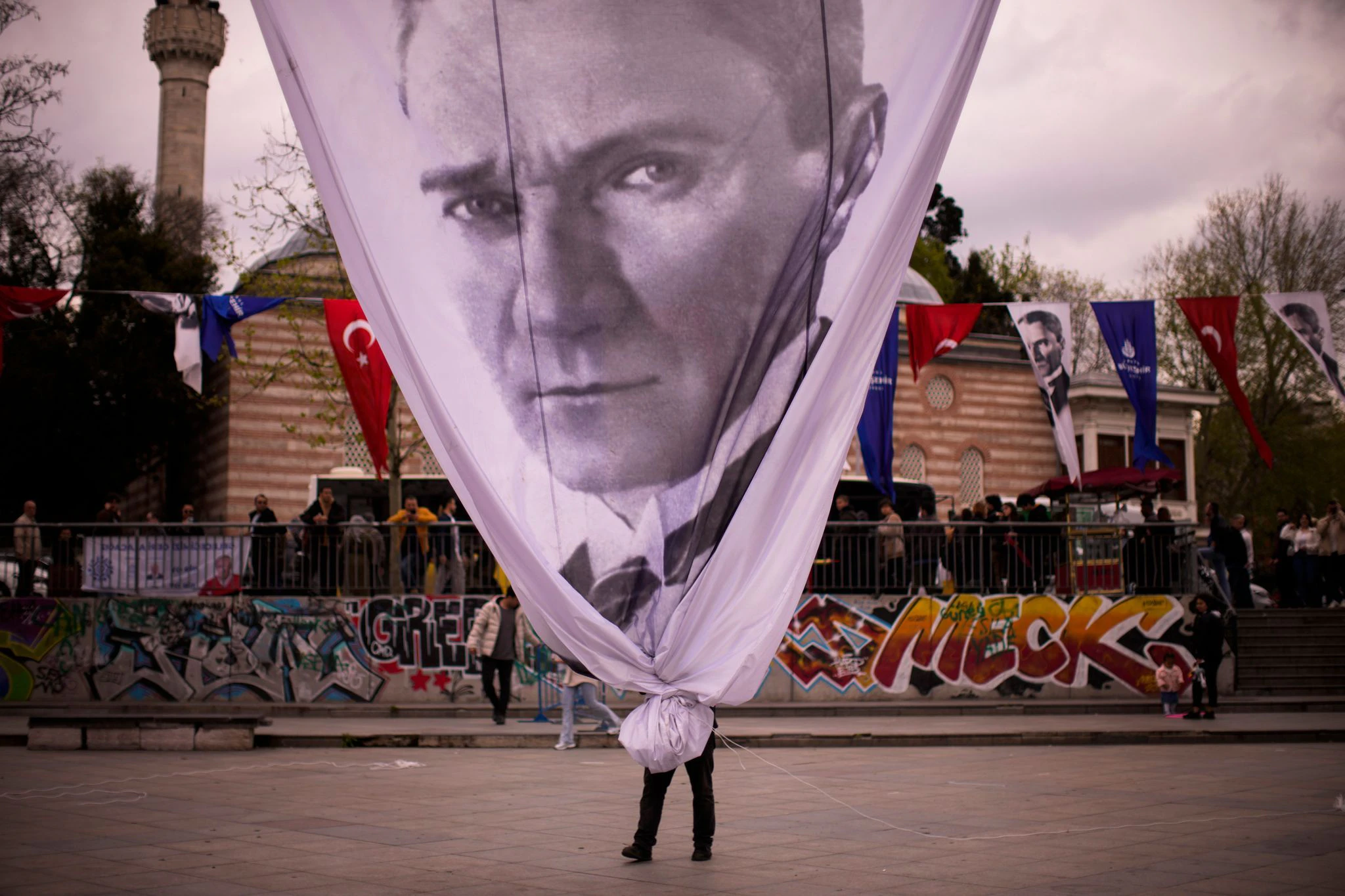 ARCHIV - Der Personenkult um den türkischen Staatsgründer, Kemal Atatürk, ist auch heute noch lebendig.  