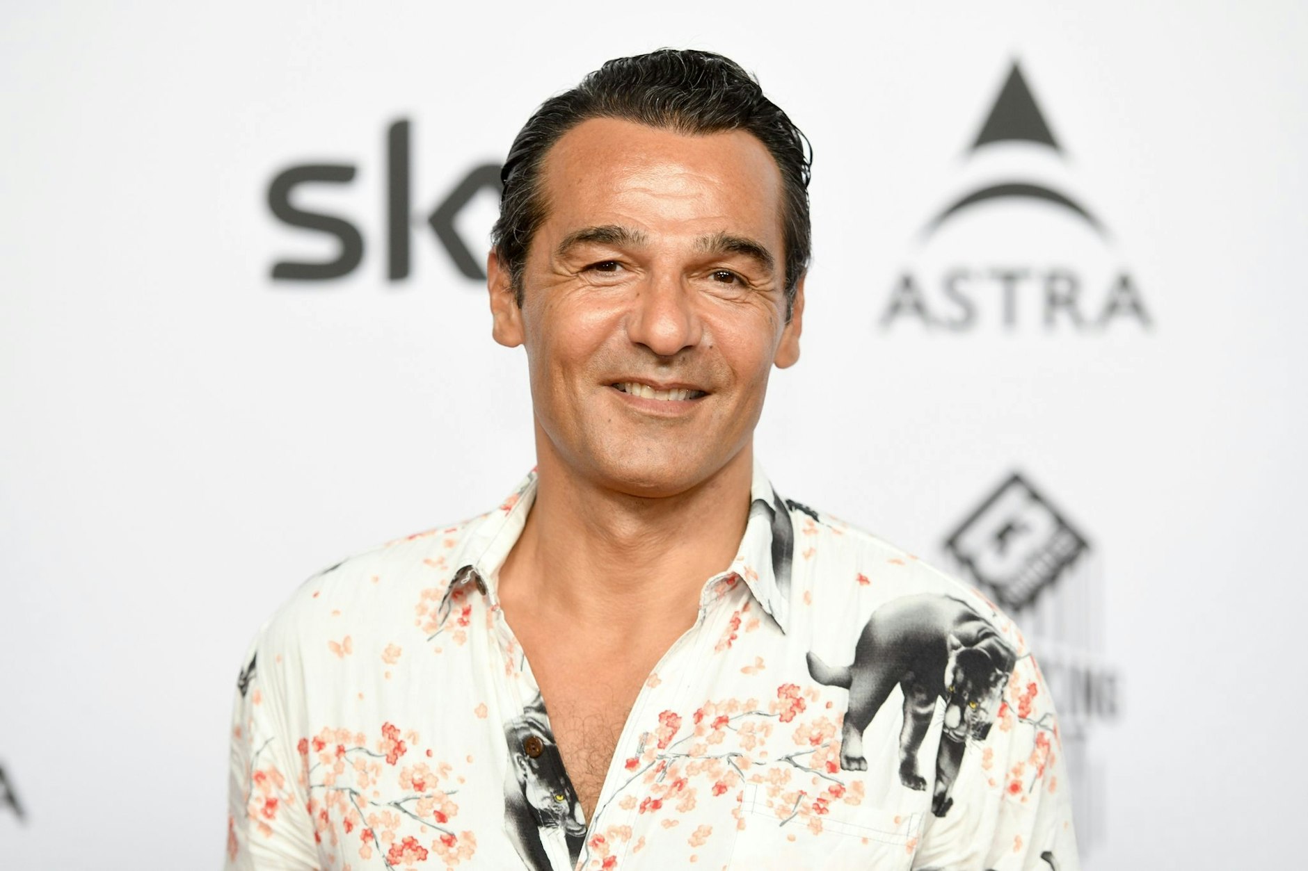 Erol Sander wird wieder Vater. Der Schauspieler freut sich mit Partnerin Rebecca Oehlmann nach zwei Söhnen nun auf eine Tochter.