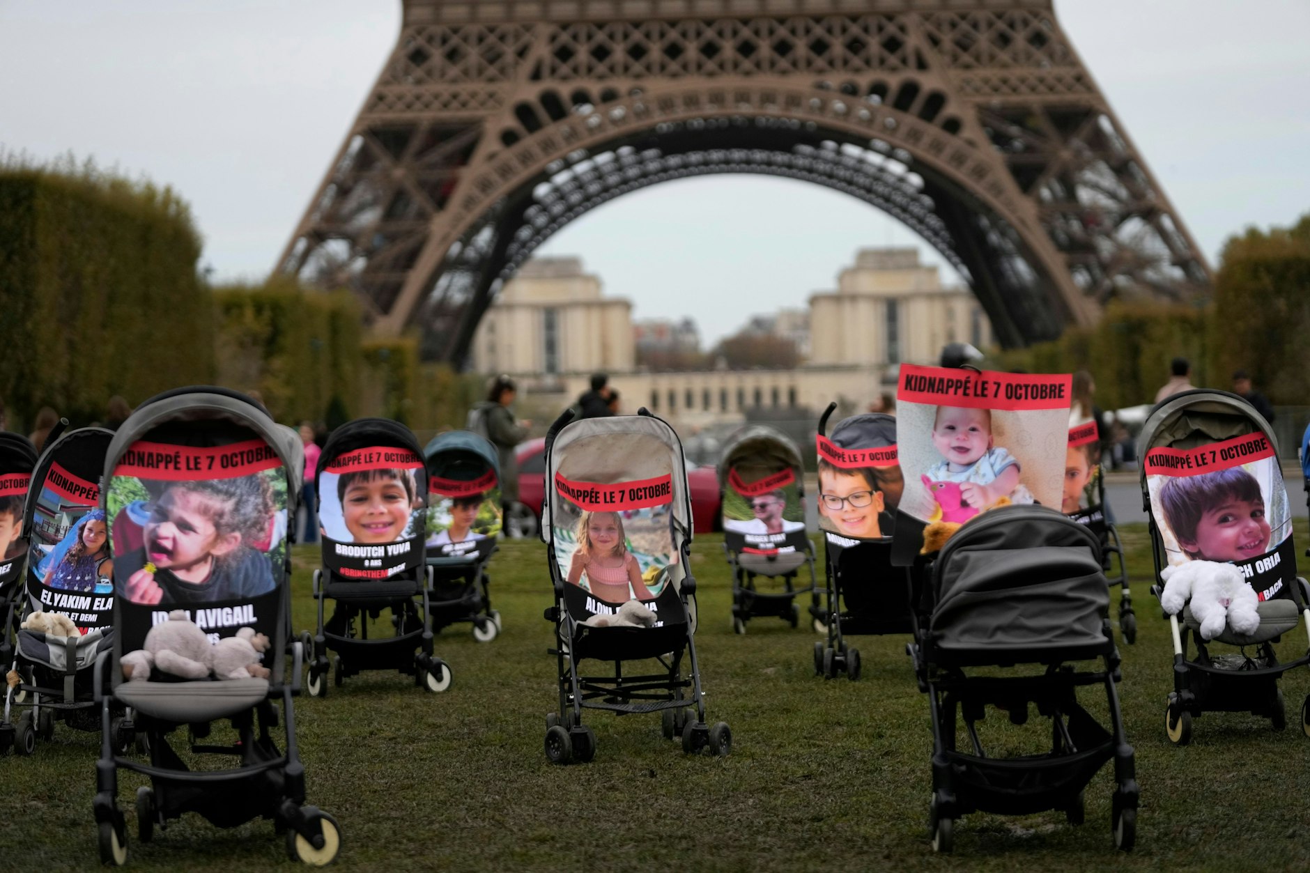 Paris: Während einer Solidaritätsveranstaltung von Vertretern jüdischer Organisationen in der Nähe des Eiffelturms werden leere Kinderwagen zusammen mit 30 Fotos von Kindern und Jugendlichen gezeigt, die bei dem Hamas-Angriff auf Israel entführt wurden.