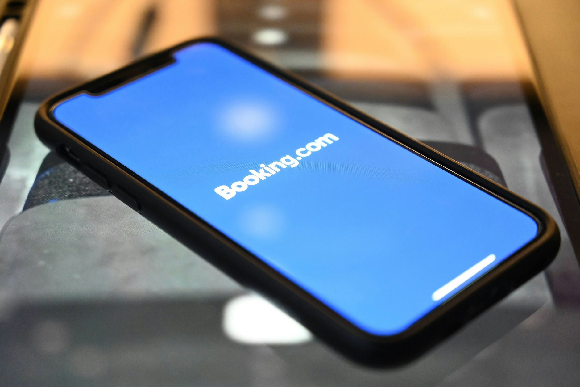 Zahlreiche Kunden von Booking.com müssen sich derzeit mit einer Betrugsmasche herumschlagen.