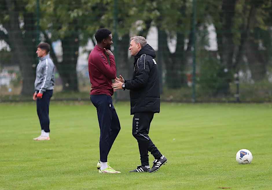 Coach Dirk Kunert und McMoordy Hüther haben Spaß beim Training.