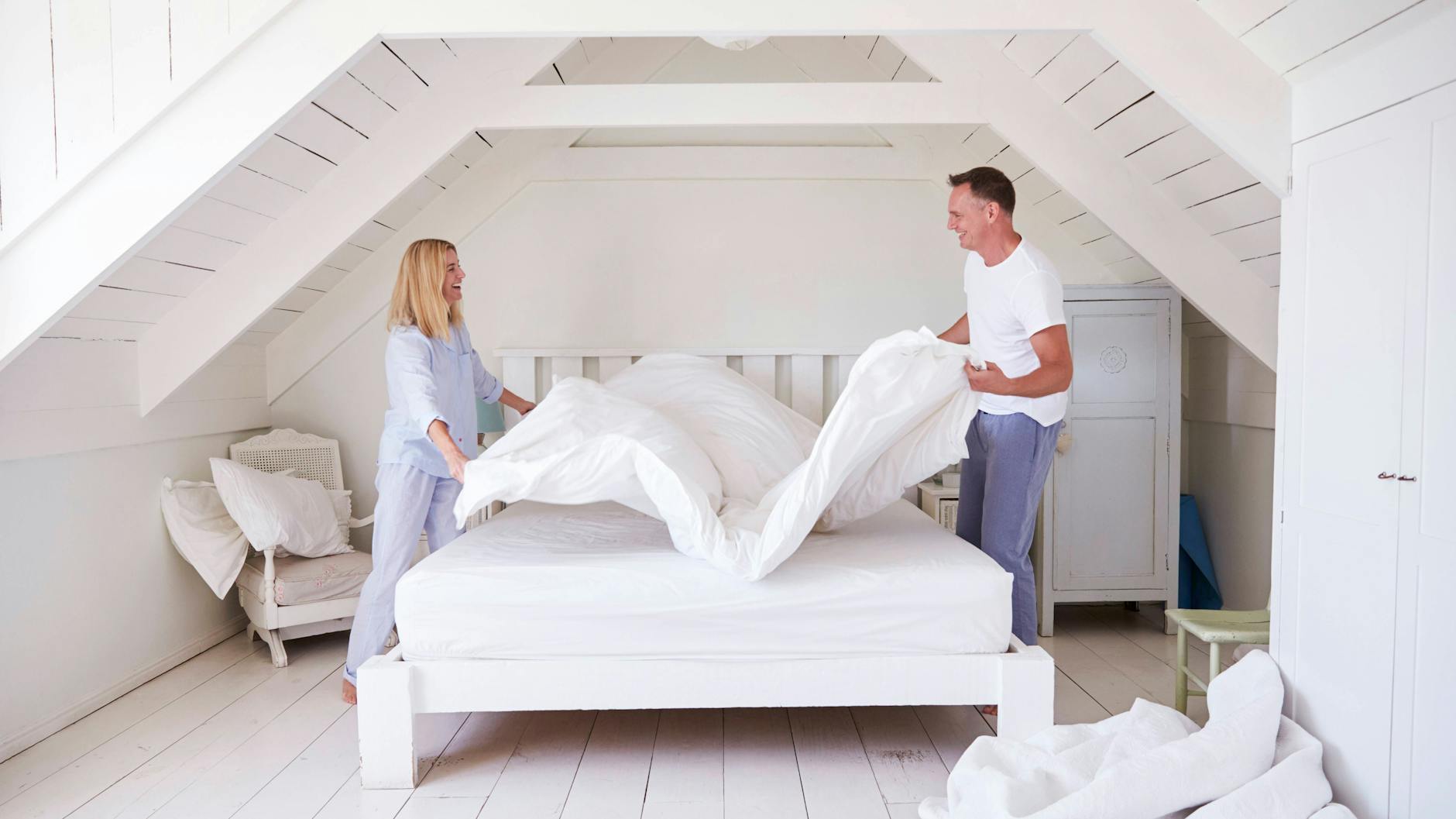 Zu zweit macht es mehr Spaß, das Bett frisch zu beziehen.