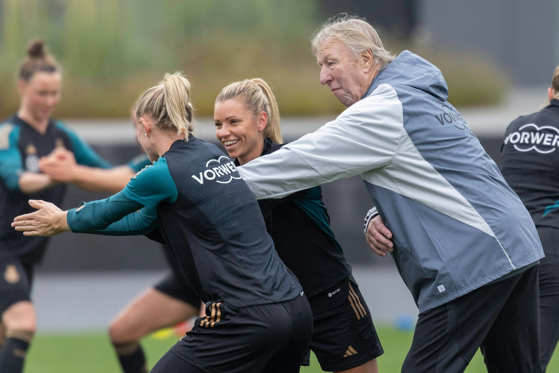 Bereits im Training hat Horst Hrubesch (r.) versucht, die Stimmung bei den DFB-Frauen wieder etwas zu lockern.