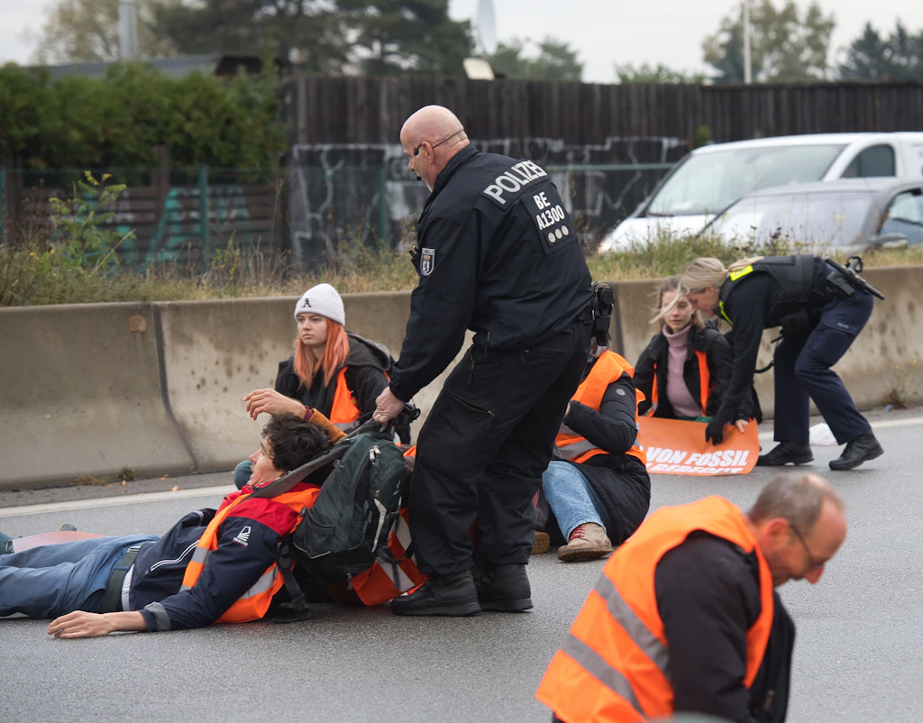 Hausverbot in Wilmersdorf! Klima-Kleber fliegen aus ihrem Hauptquartier