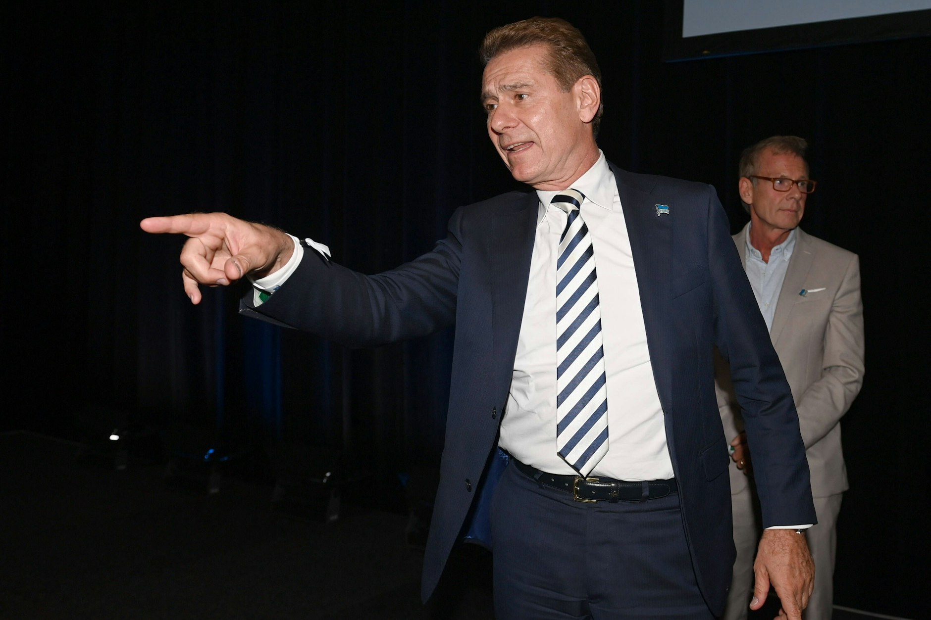 Hertha hat wieder einen Aufsichtsratsboss. Medienmanager Dr. Torsten-Jörn Klein übernimmt wieder das Amt, nachdem Vorgänger Klaus Brüggemann (hinten) kläglich gescheitert ist.