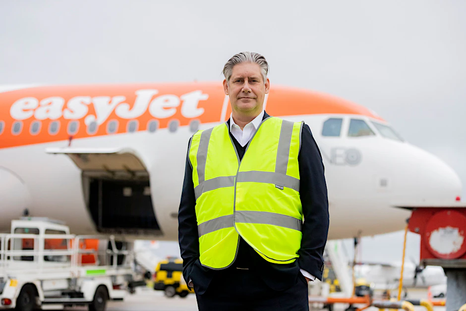 Johan Lundgren vor einem Easyjet-Flugzeug am BER. Der gebürtige Schwede ist seit 2017 Vorstandsvorsitzender der britischen Luftfahrtgesellschaft Easyjet.