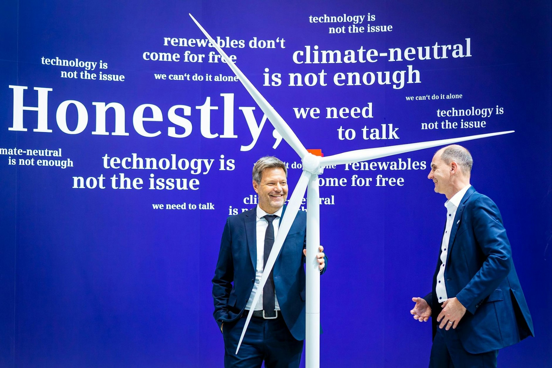 Bundeswirtschaftsminister Robert Habeck (l.) besucht den Messestand von Siemens Energy und spricht mit dem Vorstandsmitglied Tim Oliver Holt.
