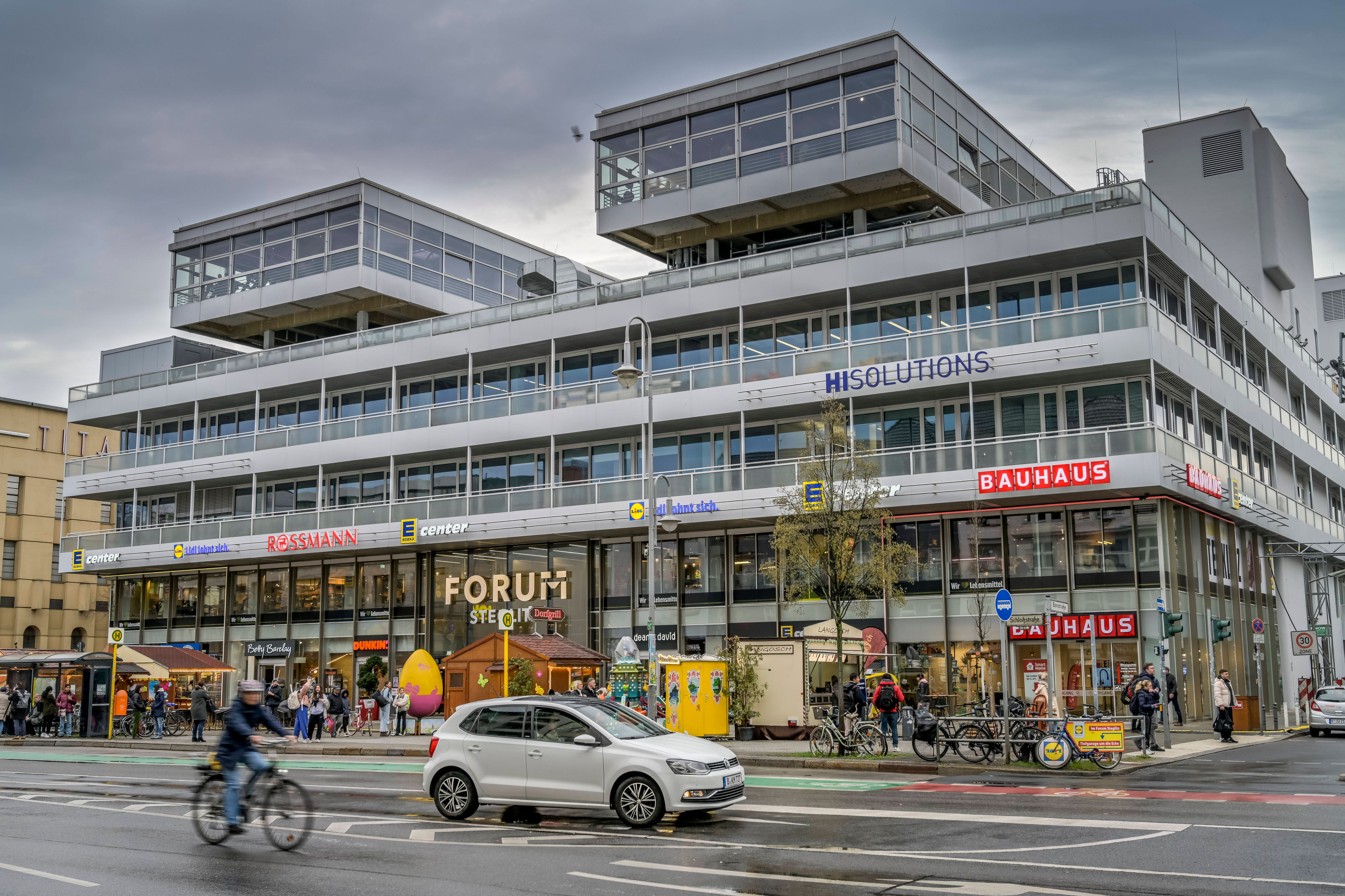 Überfall in der Schloßstraße: Vermummte rauben Bäckerei-Mitarbeiter in Berlin-Steglitz aus