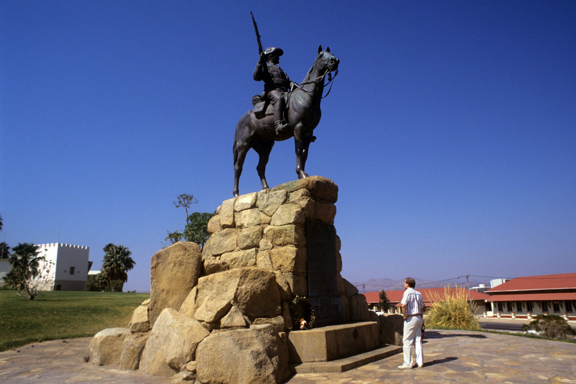 Das „Südwester-Reiter“ genannte Reiterdenkmal der ehemaligen deutschen Schutztruppe. Das Standbild stand bis zu seiner Umsetzung vor der Alten Feste an der Robert Mugabe Avenue (früher Leutweinstraße). Das Reiterdenkmal wurde am 27. Januar 1912 eingeweiht und soll an die Kolonialkriege des deutschen Kaiserreichs gegen die Herero und Nama von 1903 bis 1907 in Deutsch-Südwestafrika erinnern.
