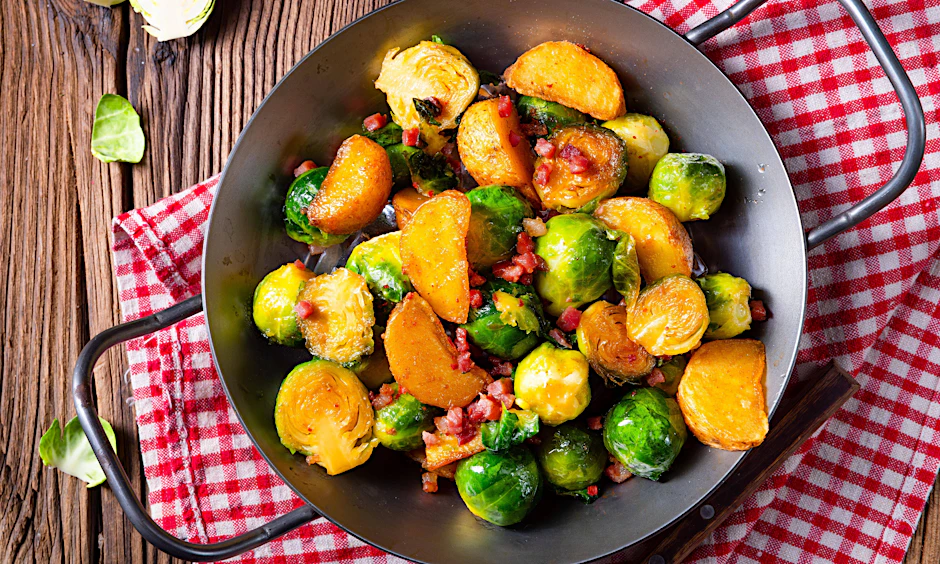 Leckeres Pfannen-Gericht für den Herbst: Dieses Rezept für Rosenkohl mit Kartoffeln und Schinken ist ein echter Genuss!