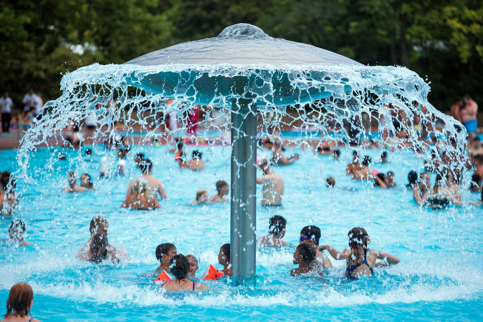 Badegäste in einem der Berliner Freibäder.